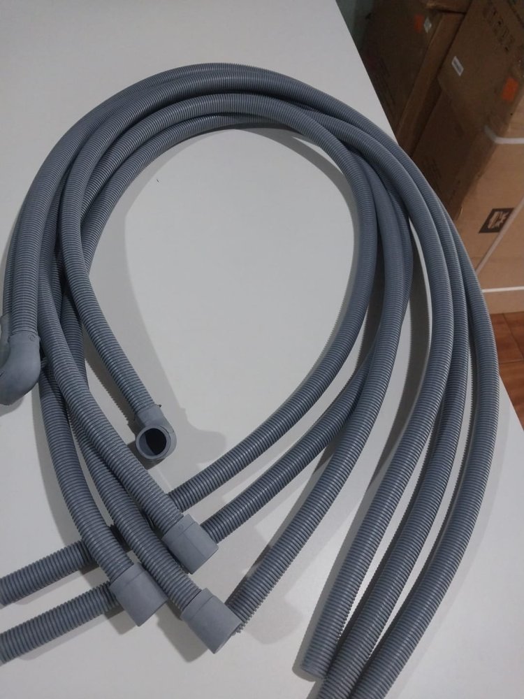 Manguera de salida de agua Electrolux ( pinta curva / punta recta ) Obs punta gruesa