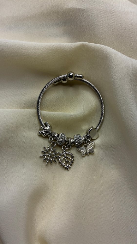 18- Pulseras Charms