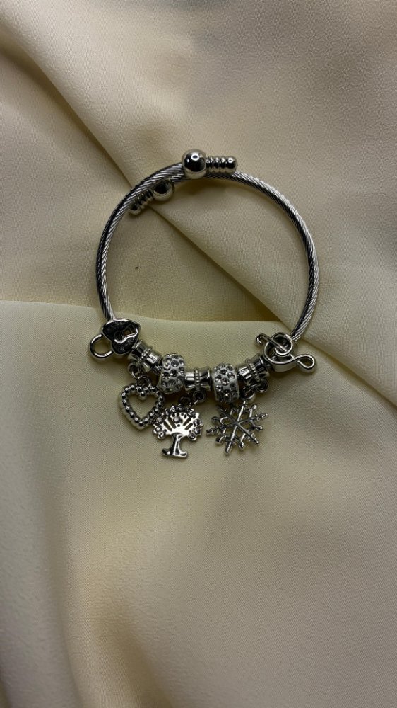 10- Pulseras Charms