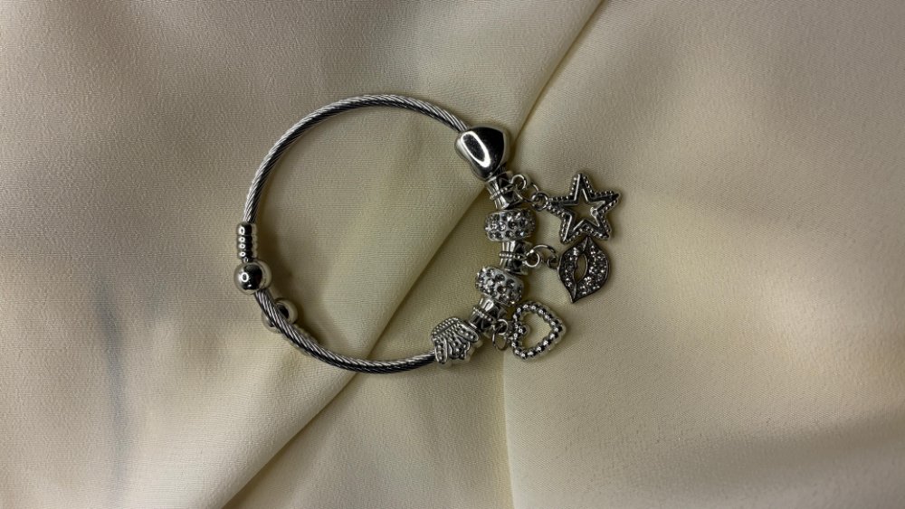 11- Pulseras Charms