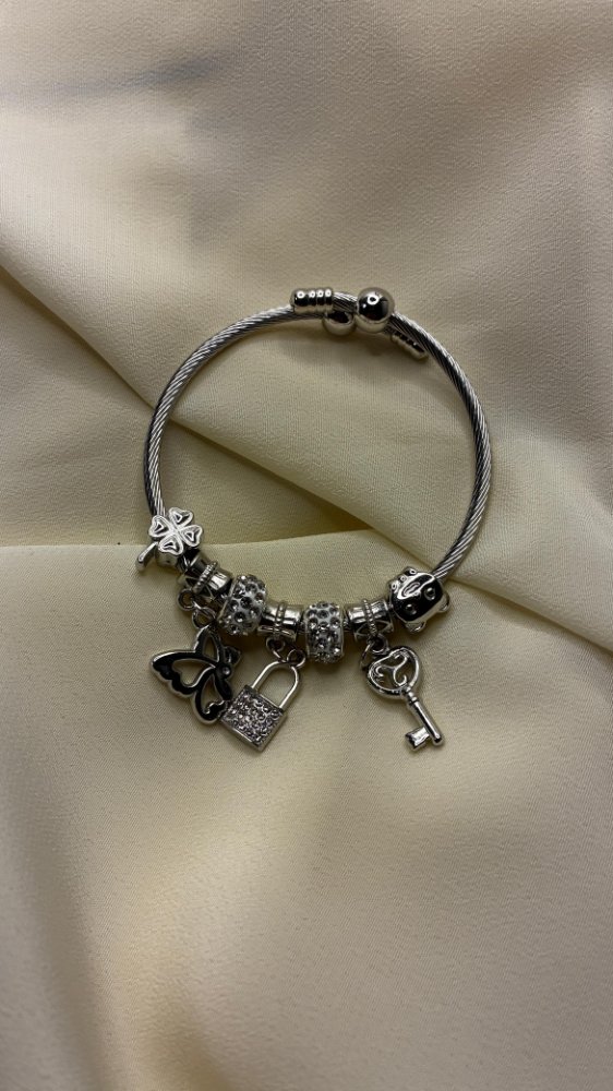 17- Pulseras Charms