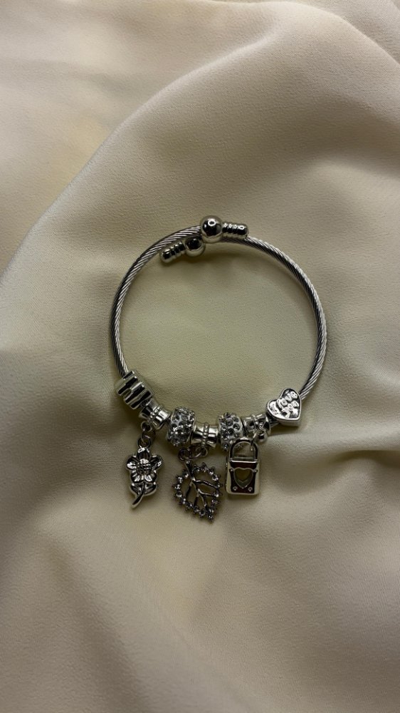 24- Pulseras Charms