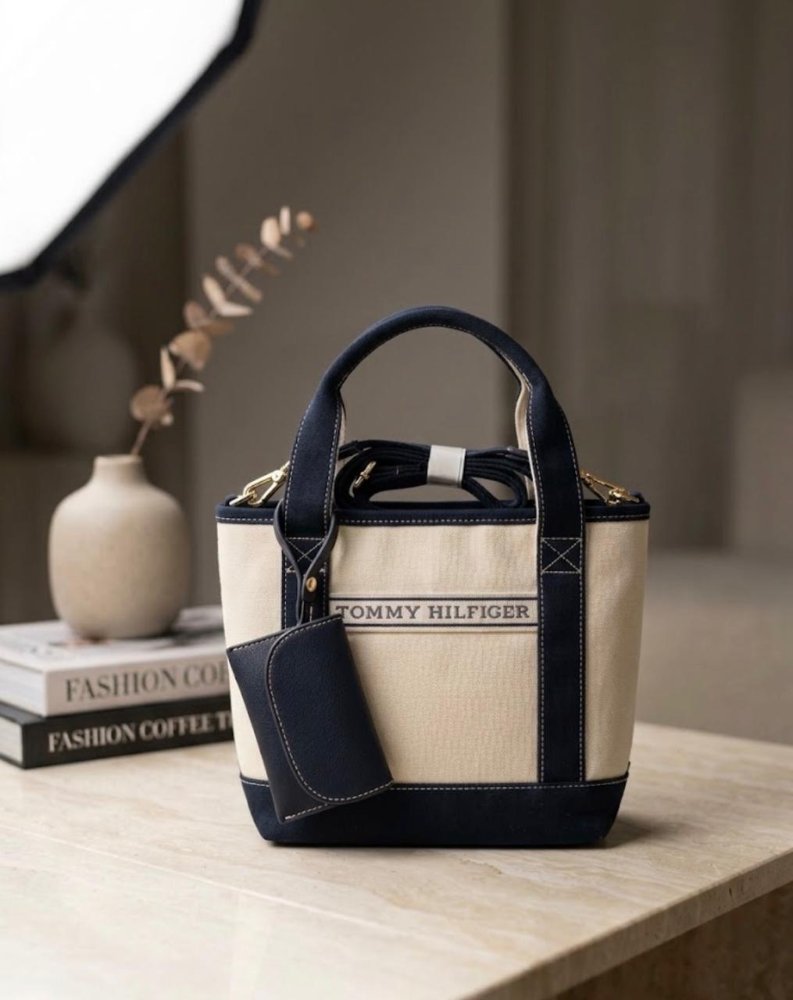 TOMMY HILFIGER- TOTE NEGRA LONA