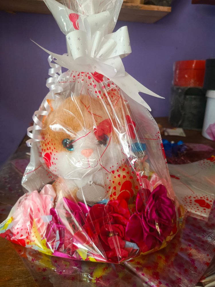ancheta de flores con gato