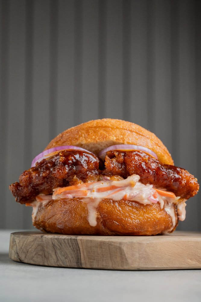 Bao burger de cerdo con chips de papas