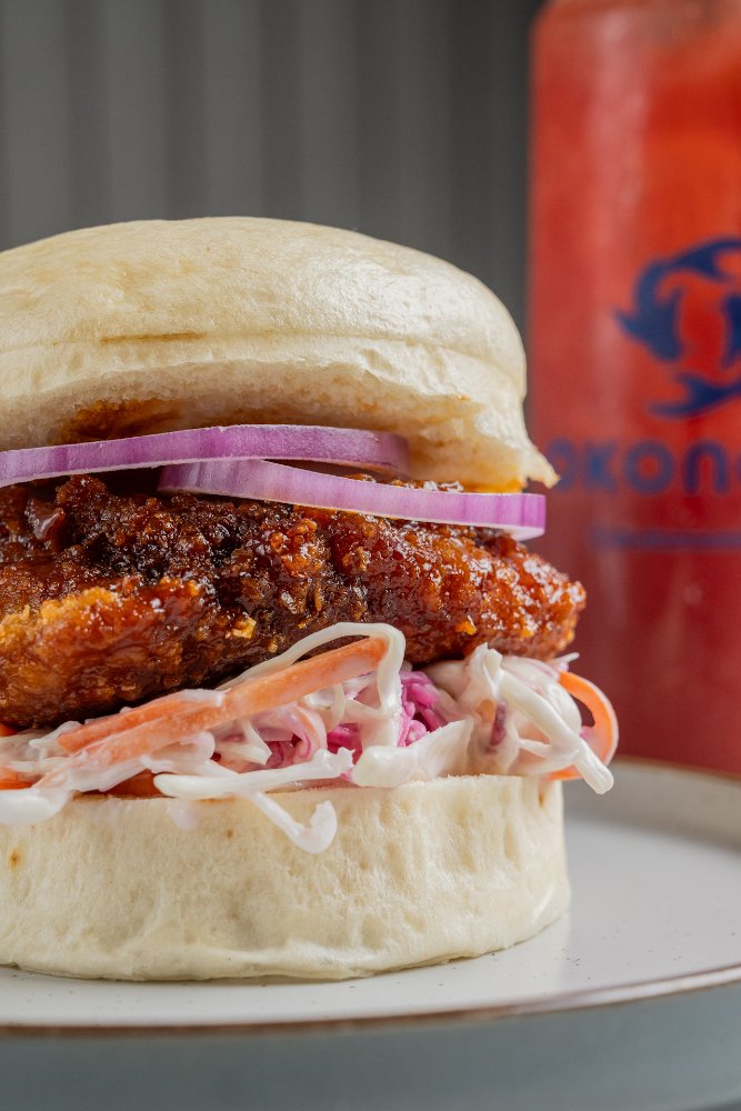 Bao burger de pollo con chips de papas