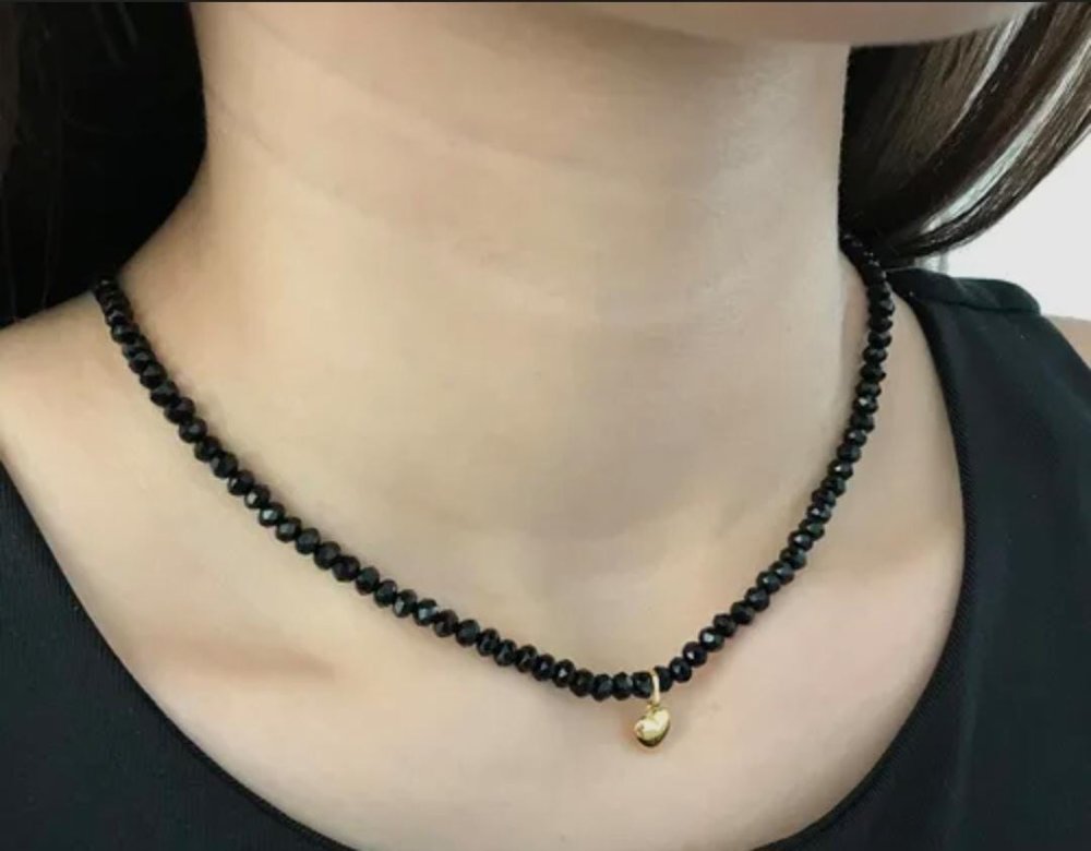 COLLAR PUCAS NEGRAS