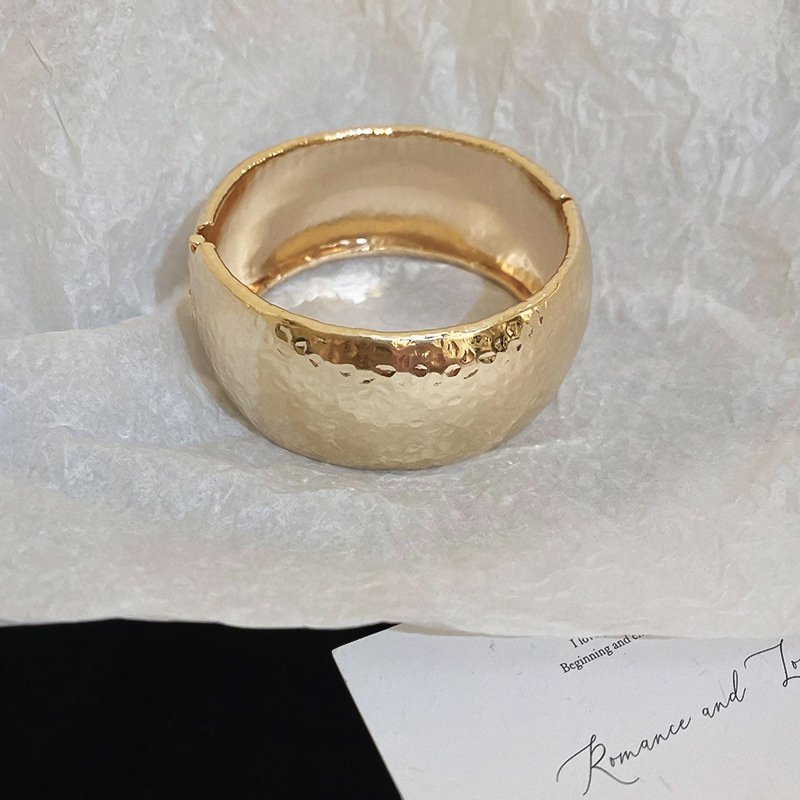 Brazalete Hammered Statement Bangle - Dorado - BRA143