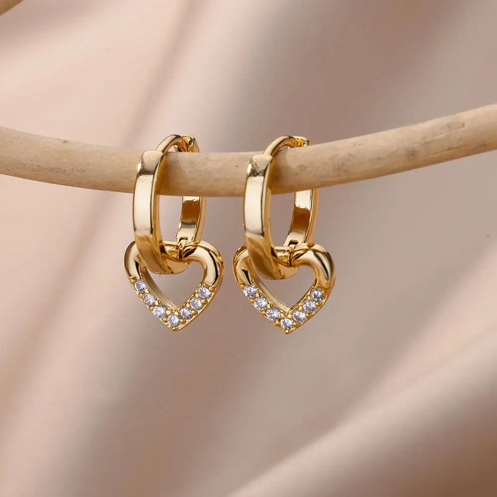 Arete Estilo Corazón con Microdiamantes - Dorado - ART180