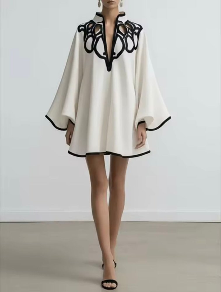 Vestido corto manga ancha detalle figuras en negro en hombros