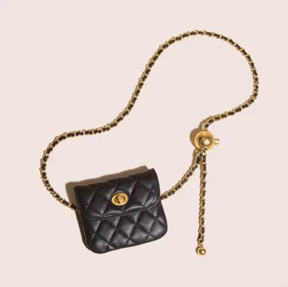Faja de metal dorada detalle bolsa de cuero negro