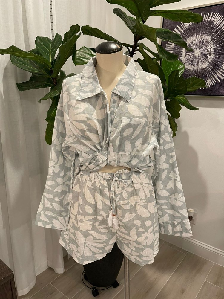 Conjunto 2 piezas camisa manga larga y short floreado verde menta con blanco TURKS & CAICO TL