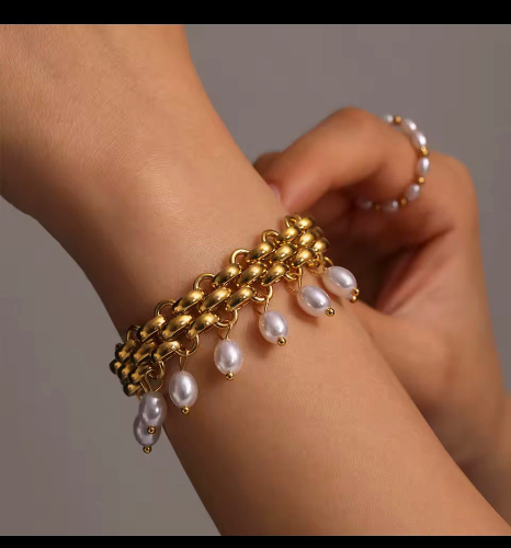 Pulsera trenzada con perlas colgado