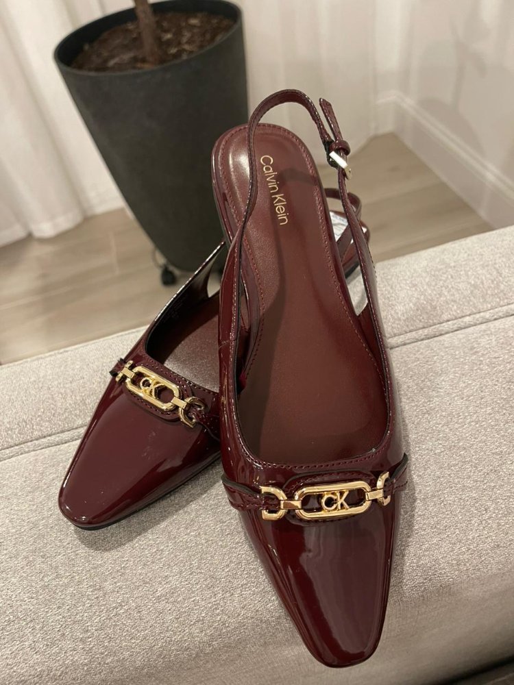 Zapatilla Ocre de Charol CALVIN KLEIN detalle dorado T78