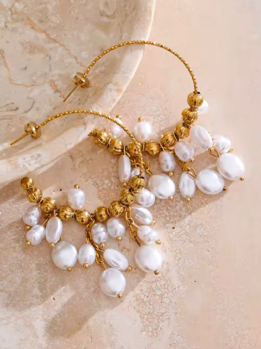 Aritos de argolla con perlas colgando