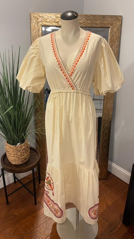 Vestido maxi amarillo detalles bordados en rojo KINGS ROAD