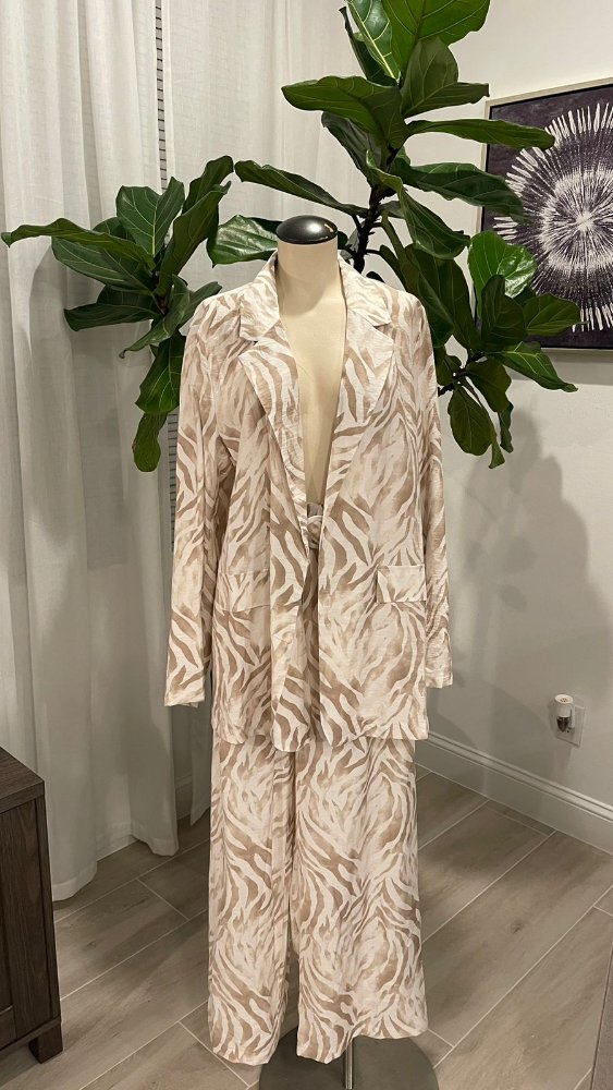 Conjunto 2 piezas camisa y pantaloneta floreada beige con blanco ALICE BLUE TXL
