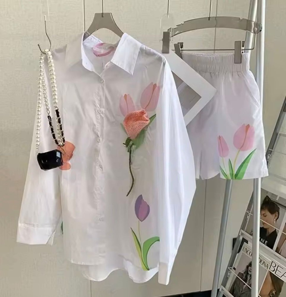 Conjunto de camisa manga larga y short blanco detalle de flores print y crochet
