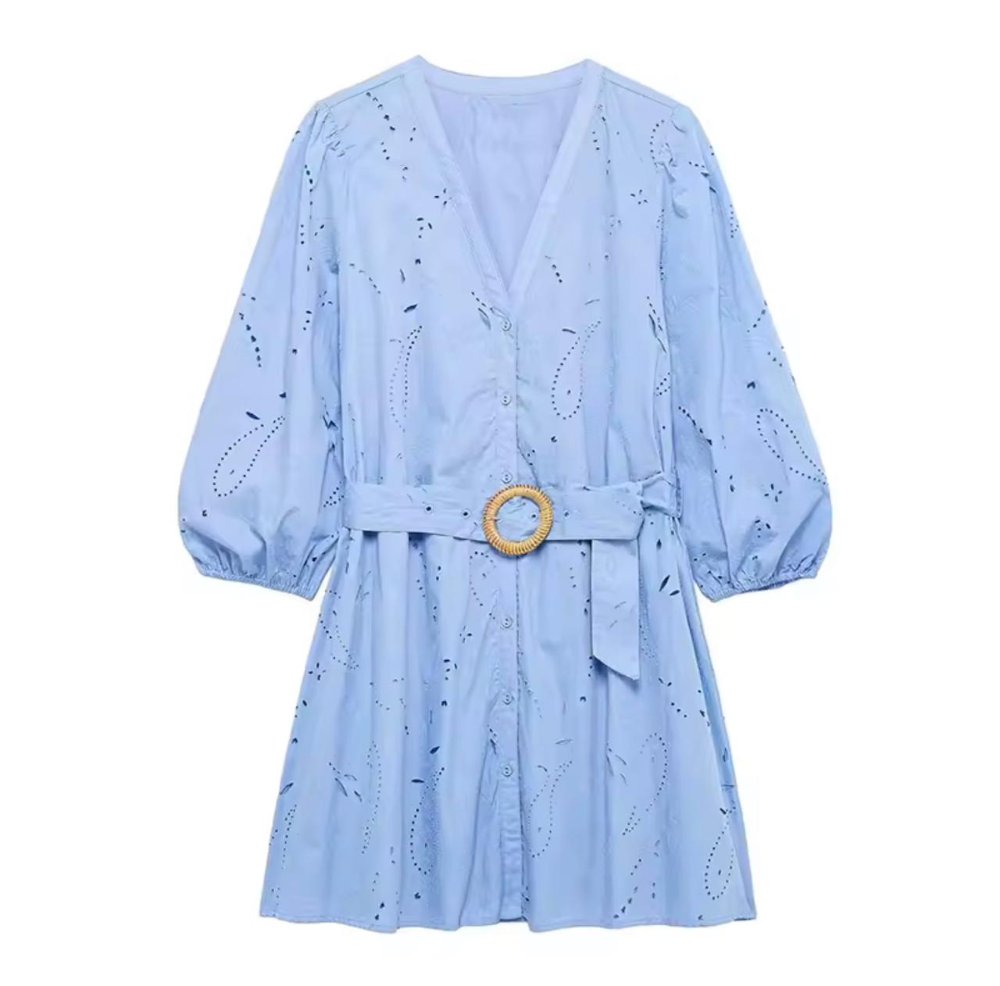 Vestido corto manga larga azul celeste tela bordada detalle de faja madera
