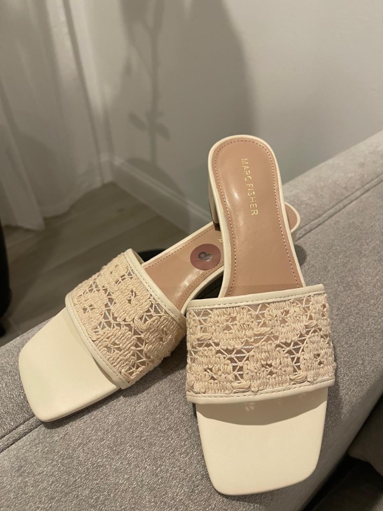 Sandalia de tacon beige detalle crochet MARC FISHER talla 8