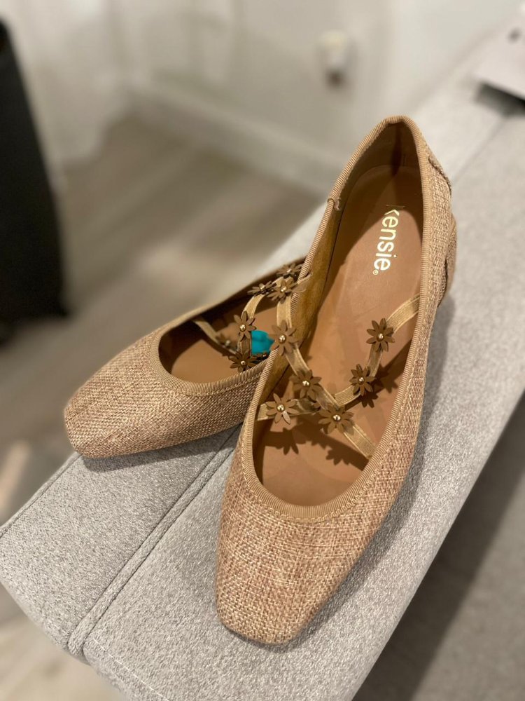 Zapatilla beige rattan detalle de flores KENSIE