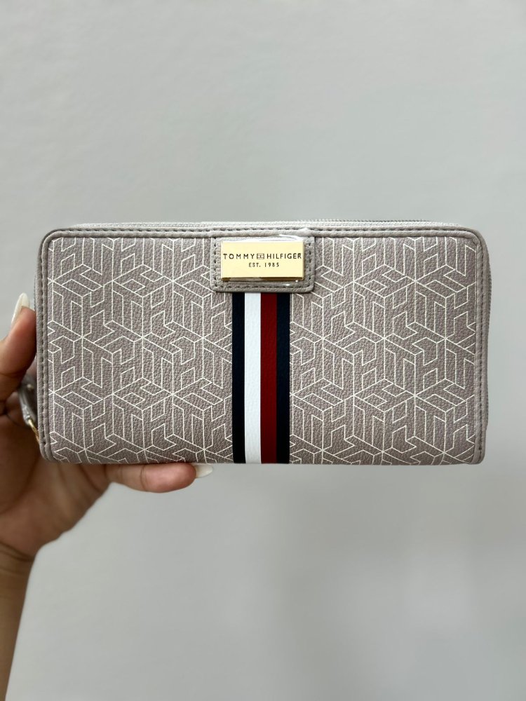 Monedero rectangulo beige linea azules y rojas TOMMY H