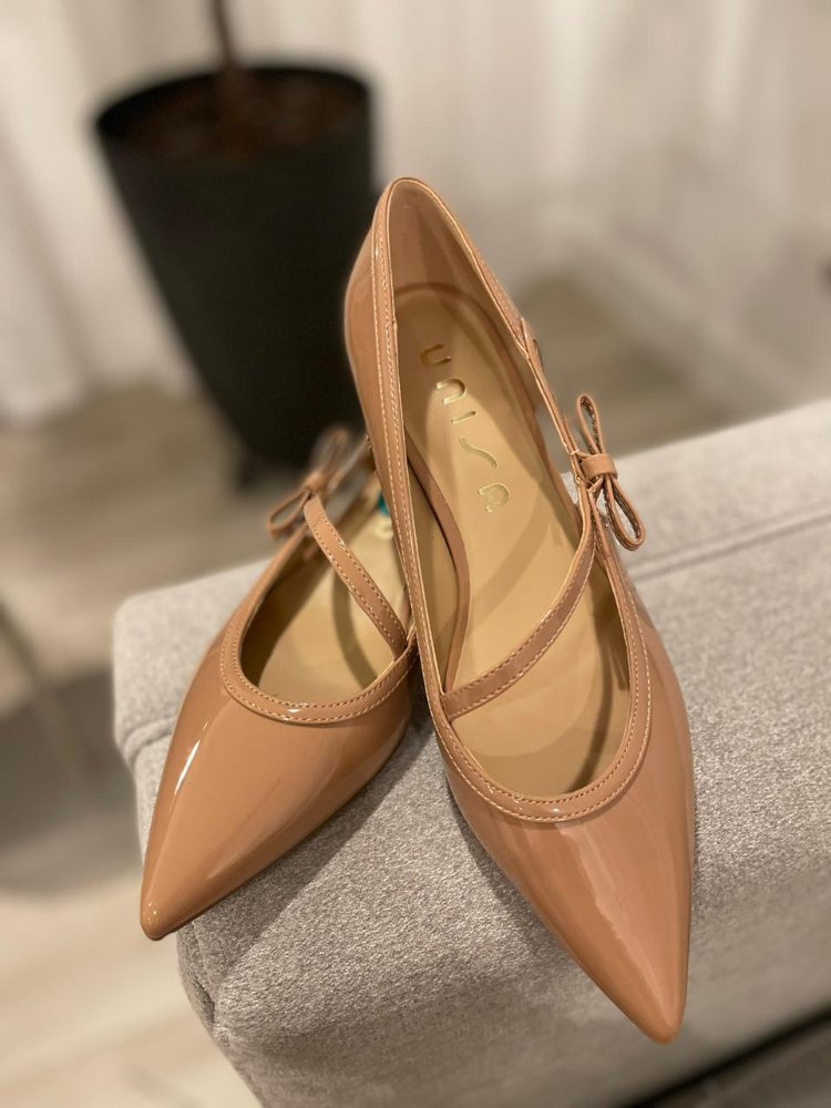 Zapatilla beige de charol detalle de chongo UNISA