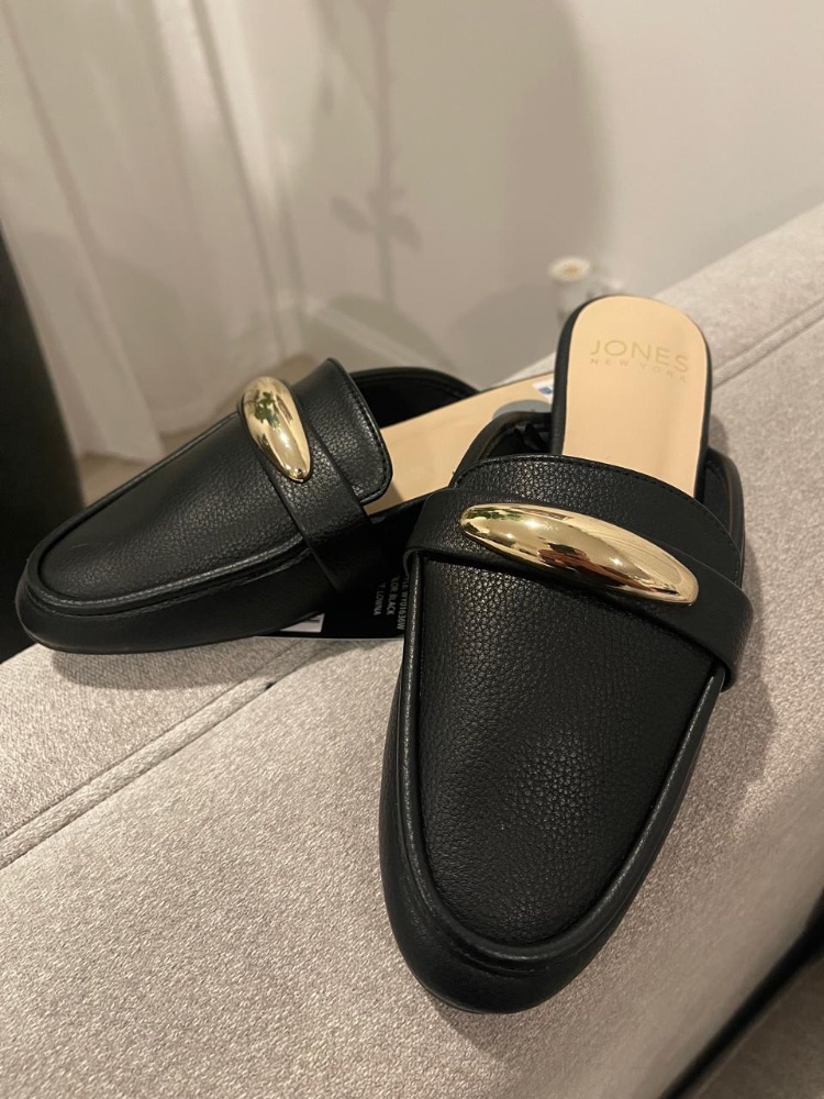 Zapatilla negra talon abierto detalle pin dorado Talla 7