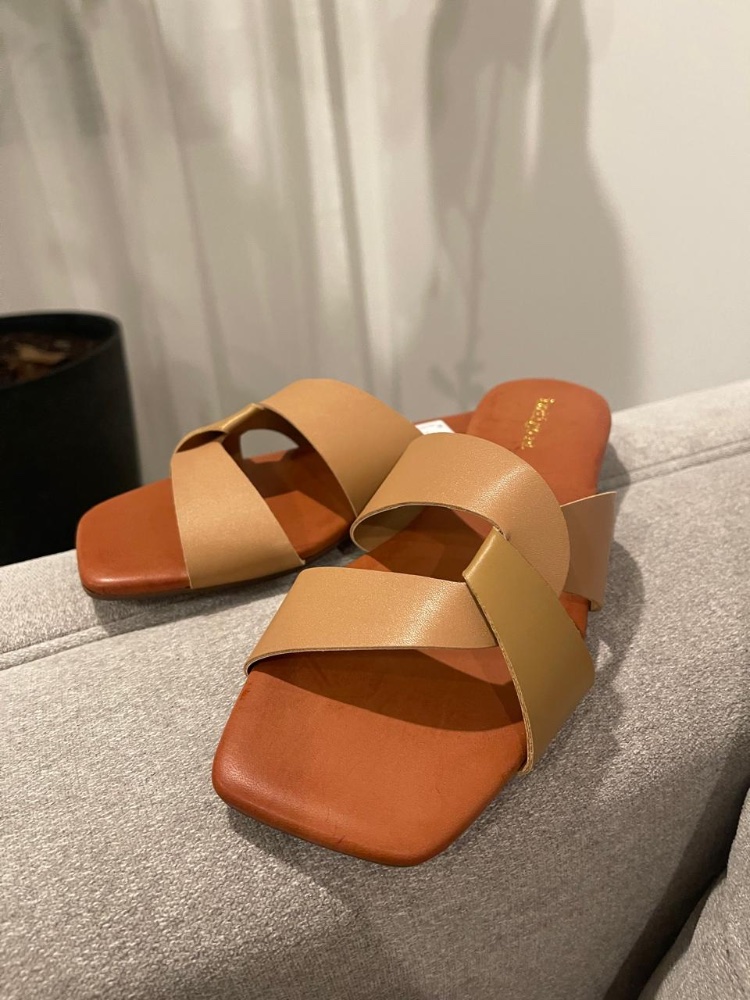 Sandalia de cuero cafe mostaza INDIGO Talla 7