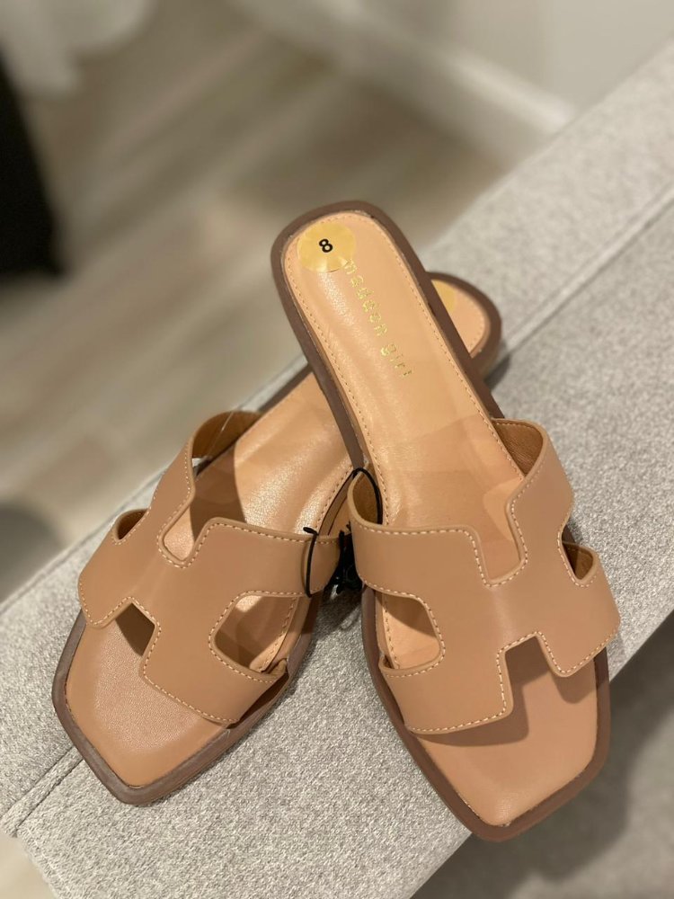 Sandalia dupe hermes beige MADDEN GIRL Talla 8
