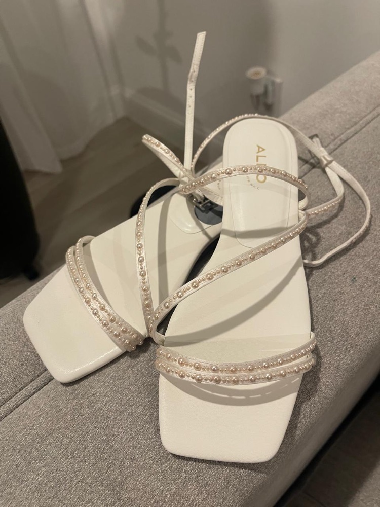 Sandalia blanca de tiras con perlas ALDO Talla 7