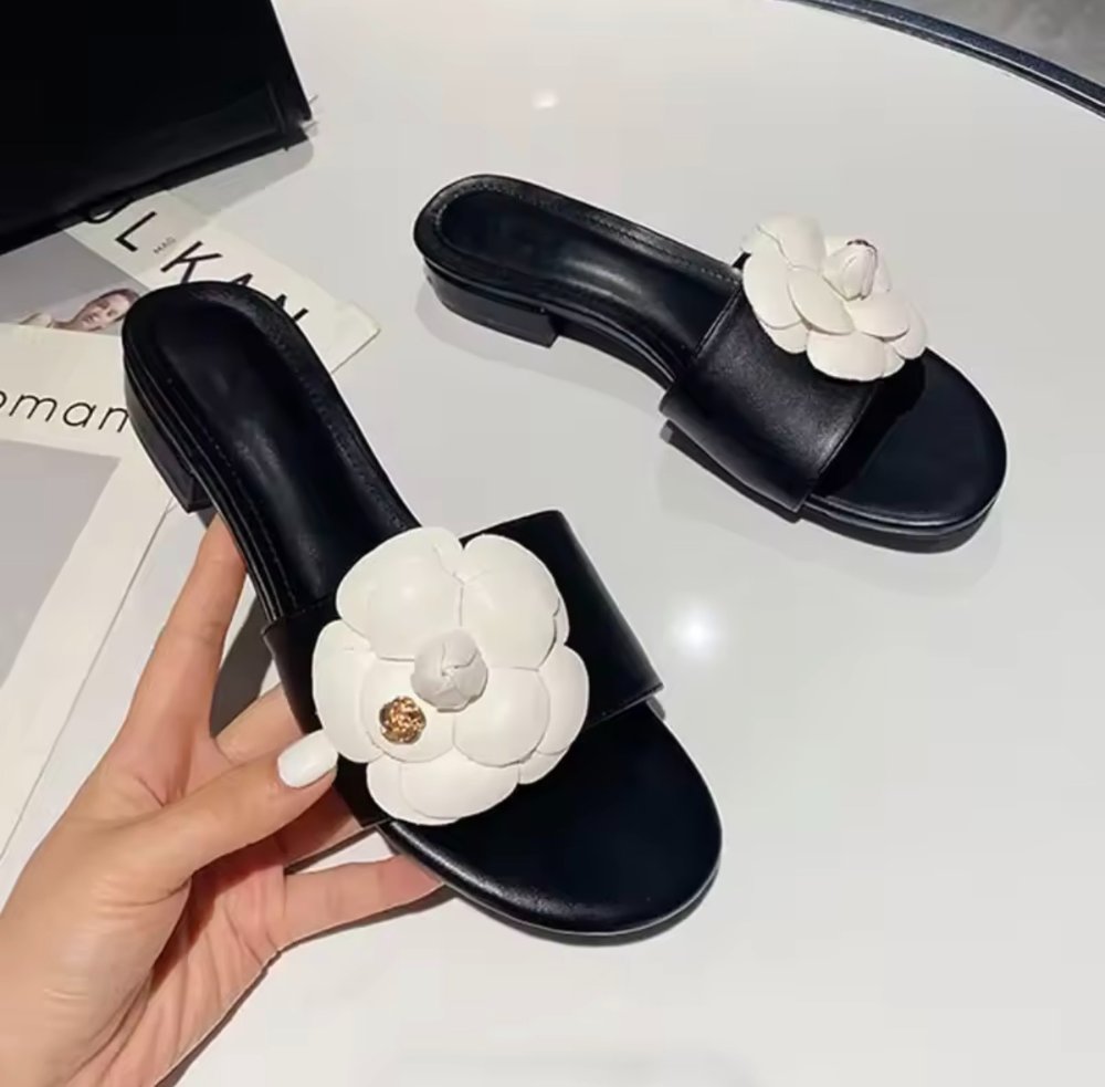 Sandalia blanca y negra detalle de rosa con dorado BOISUFON