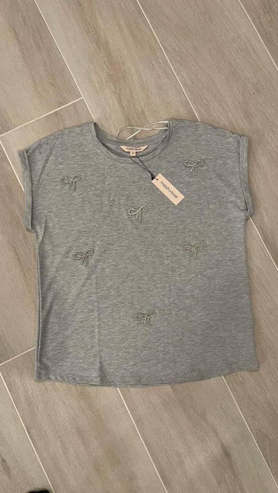 Blusa gris detalle de chongos brillantes MESH + LOVE TM