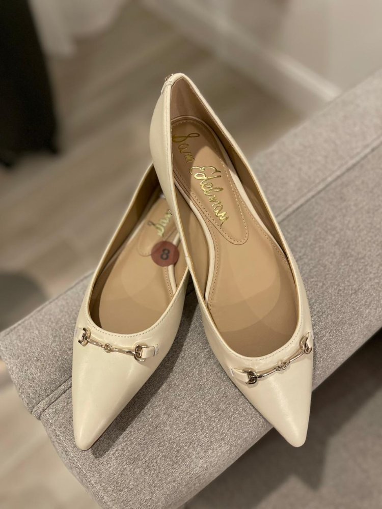 Zapatilla blanca punta fina detalle pin platedo SAM EDELMAN T8