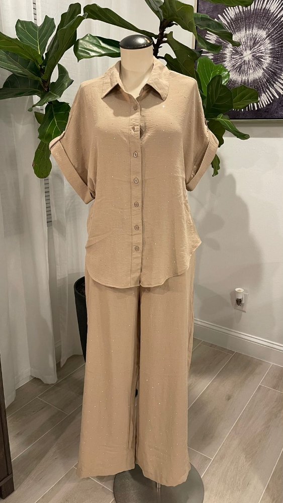 Conjunto 2 piezas camisa y pantaloneta beige detalle brillos ALEX & PARKER