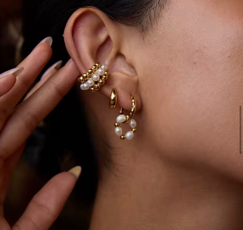 Ear cuff dorado con 9 perlas