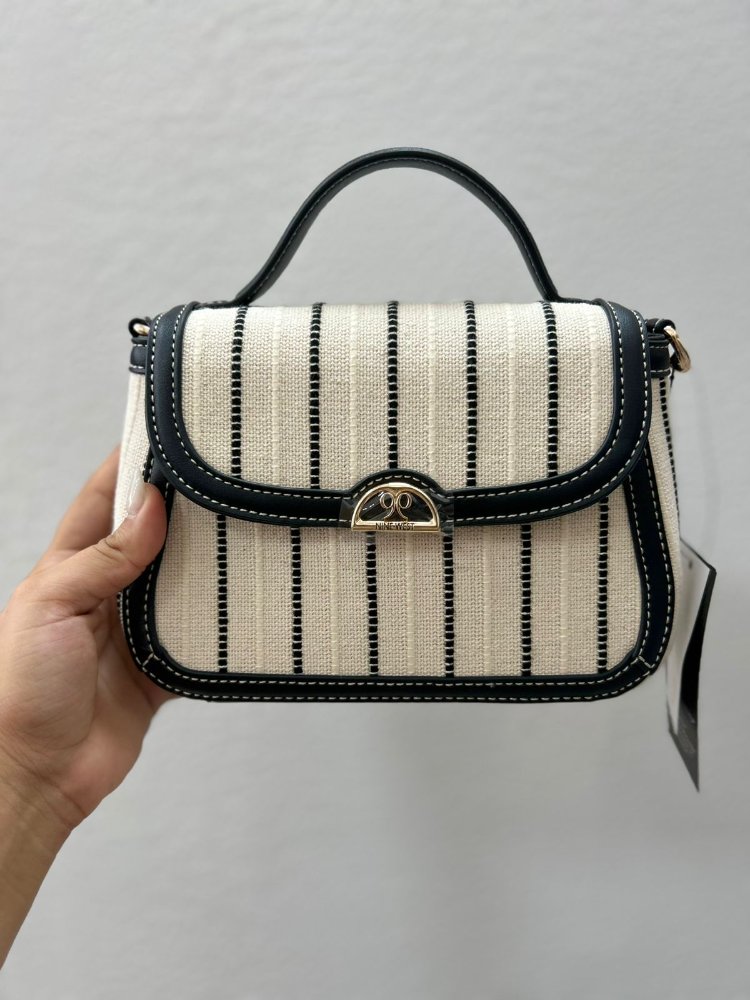 Cartera pequena crossbody blanca rayas negras NINE WEST