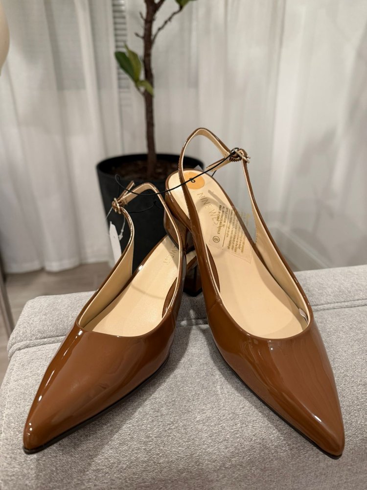 Zapatilla cafe de charol punta fina NINE WEST