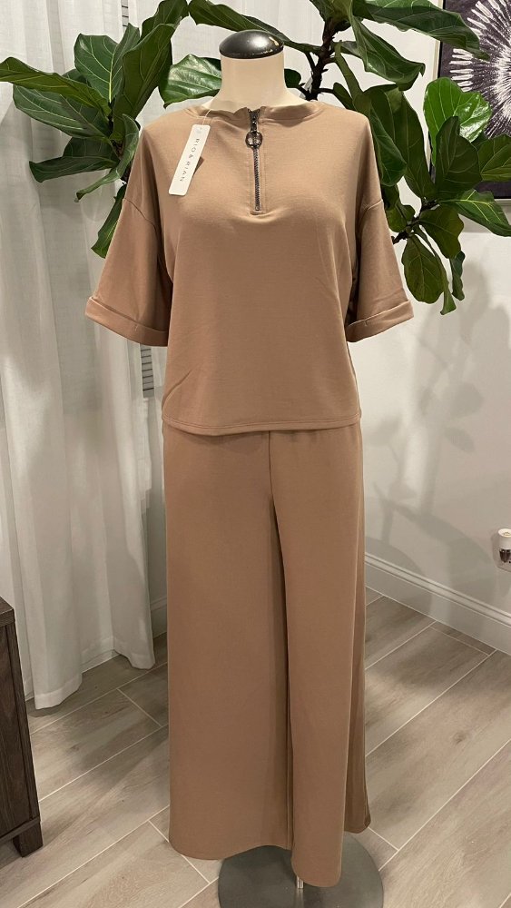 Conjunto 2 piezas TRAVEL beige oscuro camisa detalle de zipper pantaloneta RIO & RIAN TML
