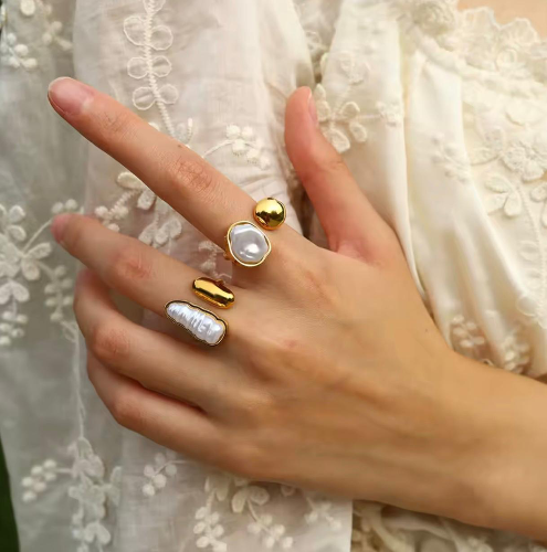 Anillo ajustable un lado perla un lado metal dorado