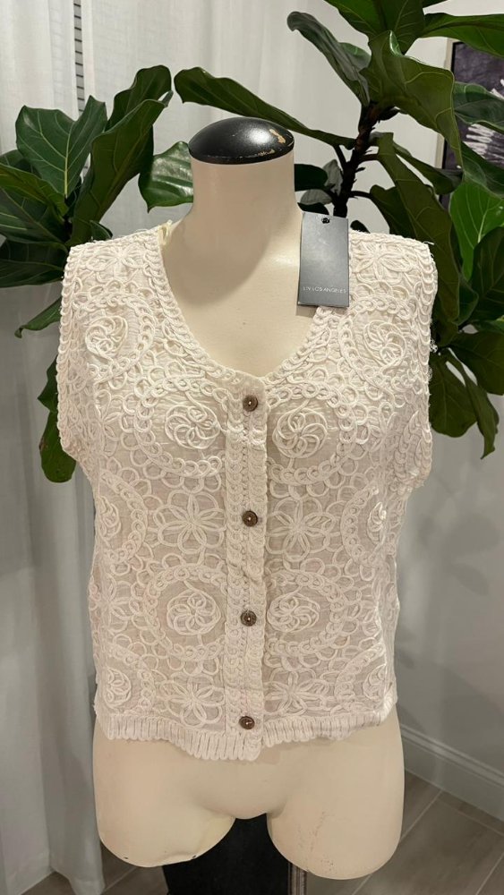 Blusa estilo Vest beige playera botones madera LIV LOS ANGELES TML