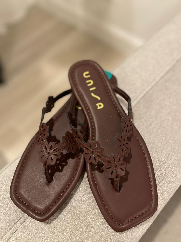 Sandalia ocre detalle de flores UNISA Talla 7.5