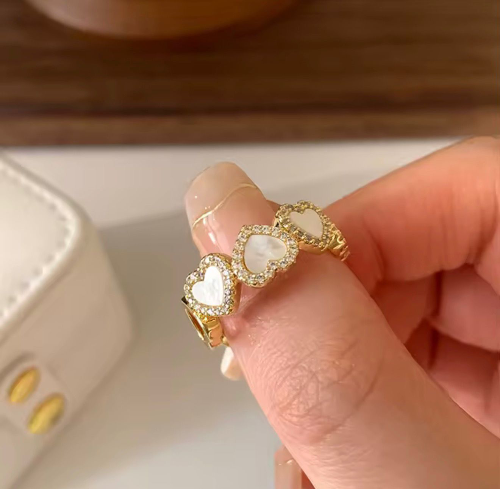 Anillo ajustable de corazones blancos con brillo