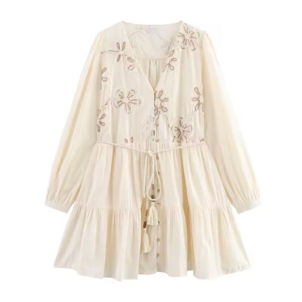 Vestido corto beige manga larga detalle bordado y faja de chrochet