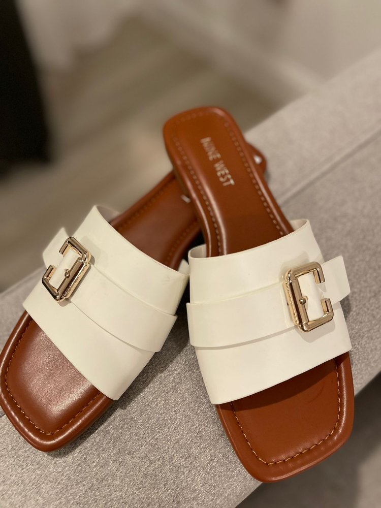Sandalia blanca detalle pin dorado NINE WEST Talla 8