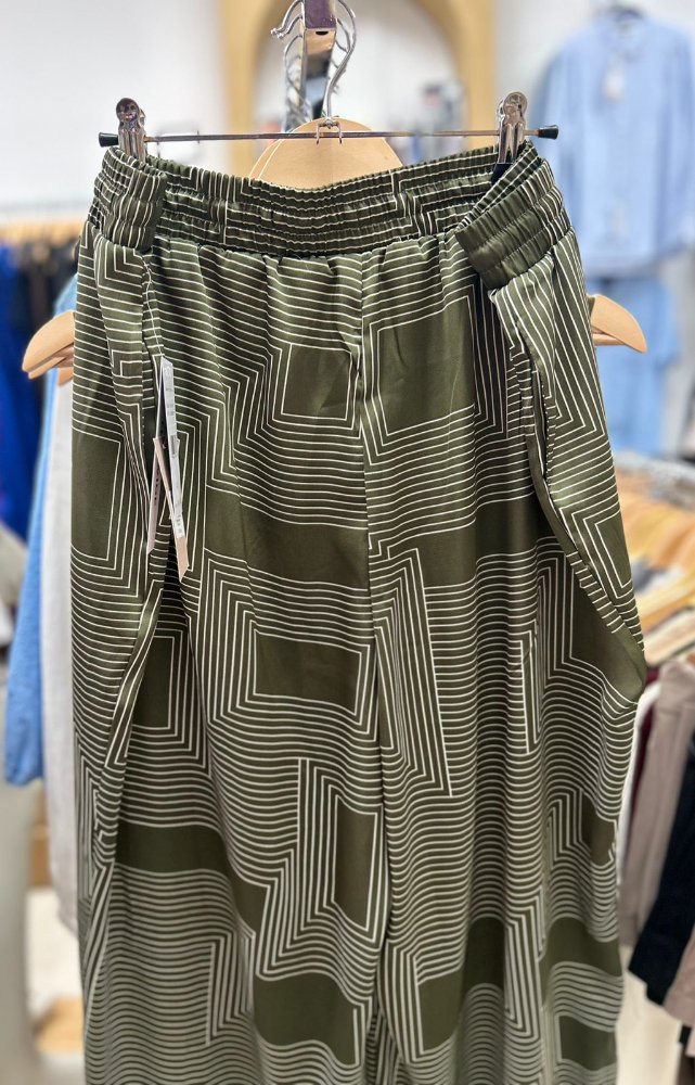 Pantaloneta pierna ancha verde olivo lineas beige de saten RAFAELLA TMLXL
