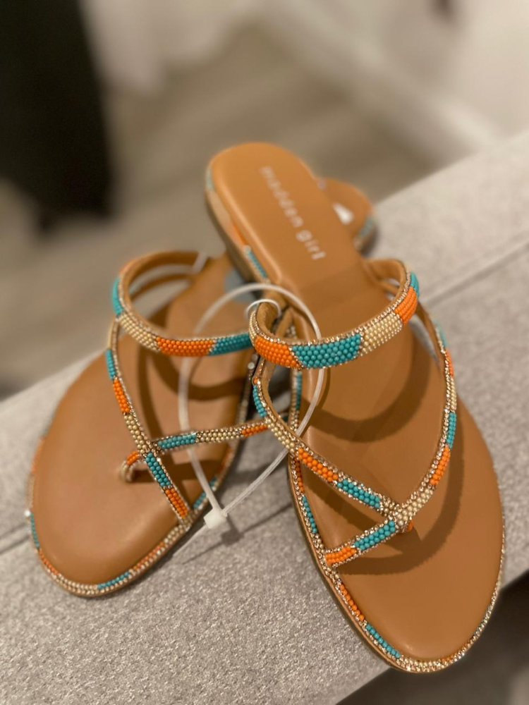 Sandalia de tiras cruzadas con piedras turqueza MADDEN GIRL Talla 7