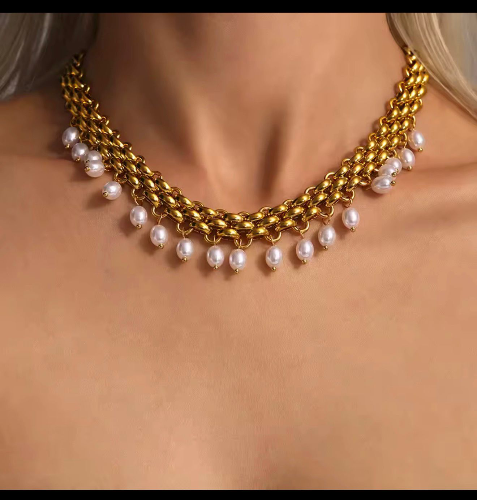 Cadena trenzada con perlas colgando