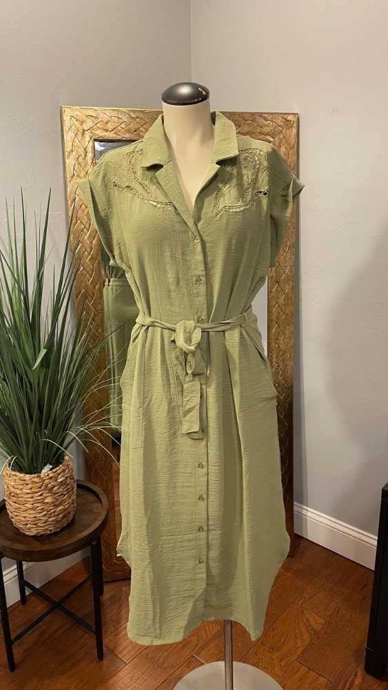 Vestido midi verde manzana detalle en perforado en pecho COMO BLU Talla M