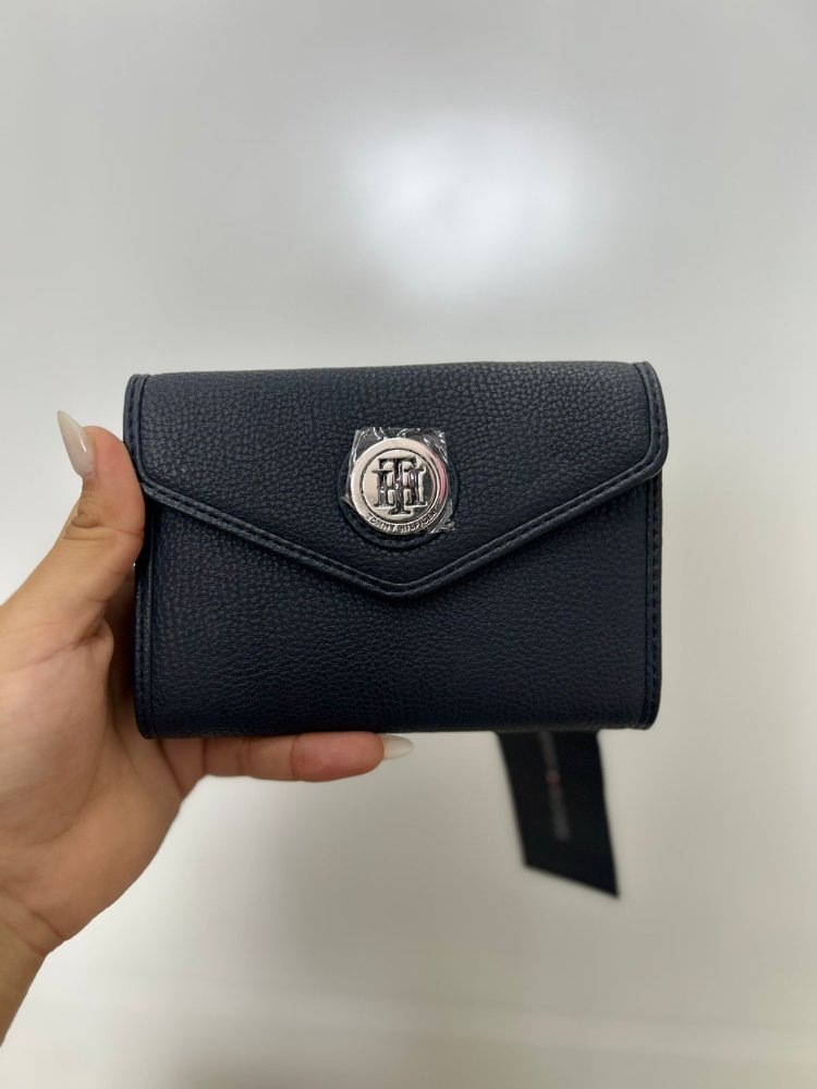 Monedero mediano azul marino cuero logo plateado TOMMY H